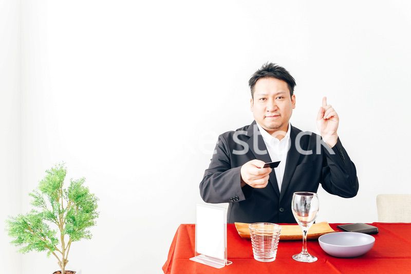 レストランでクレジットカード決済をする男性