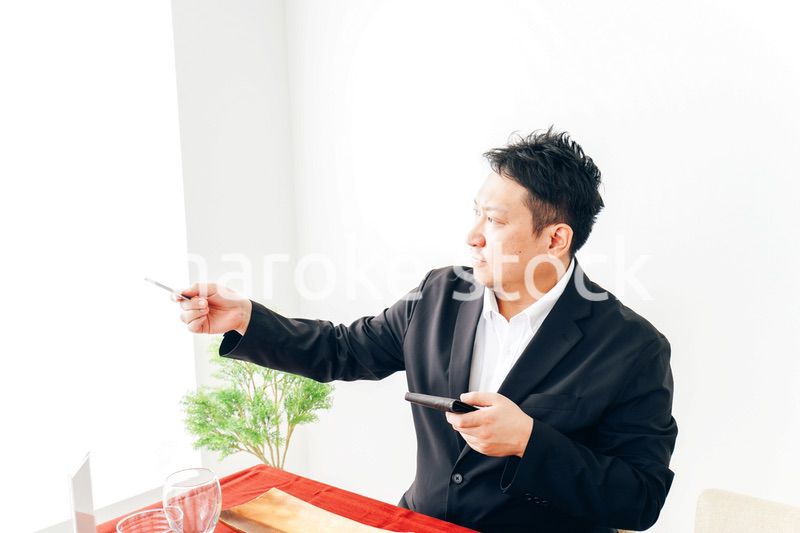 レストランでクレジットカード決済をする男性