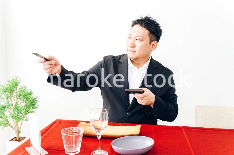 レストランでクレジットカード決済をする男性