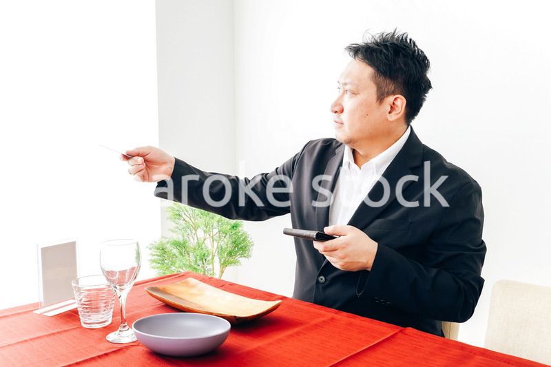 レストランでクレジットカード決済をする男性