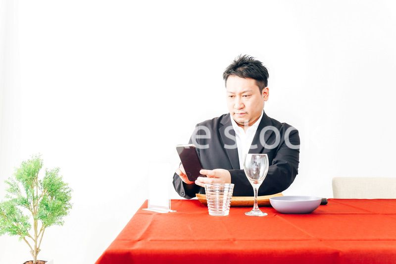 レストランでスマホ決済をする男性