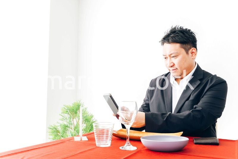 レストランでスマホ決済をする男性