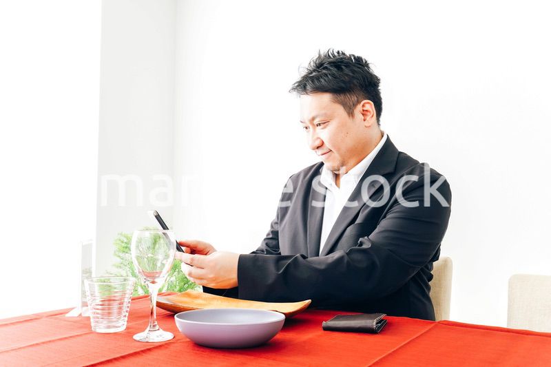 レストランでスマホ決済をする男性