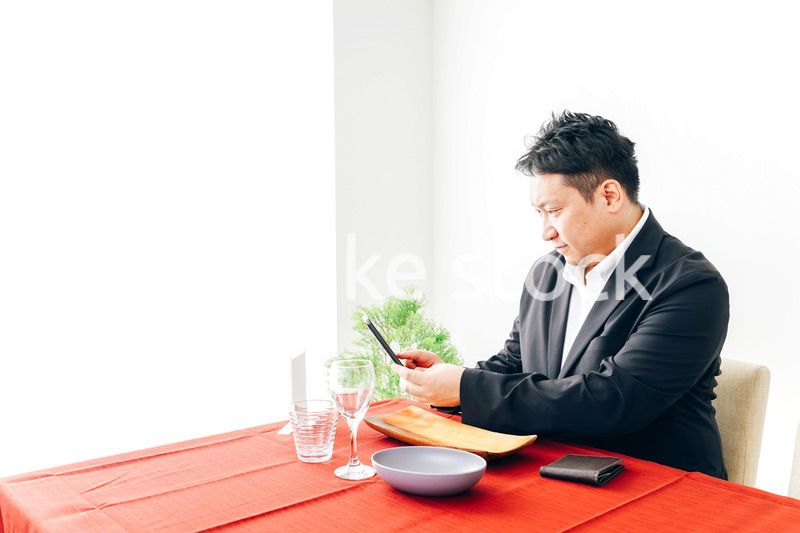 レストランでスマホ決済をする男性