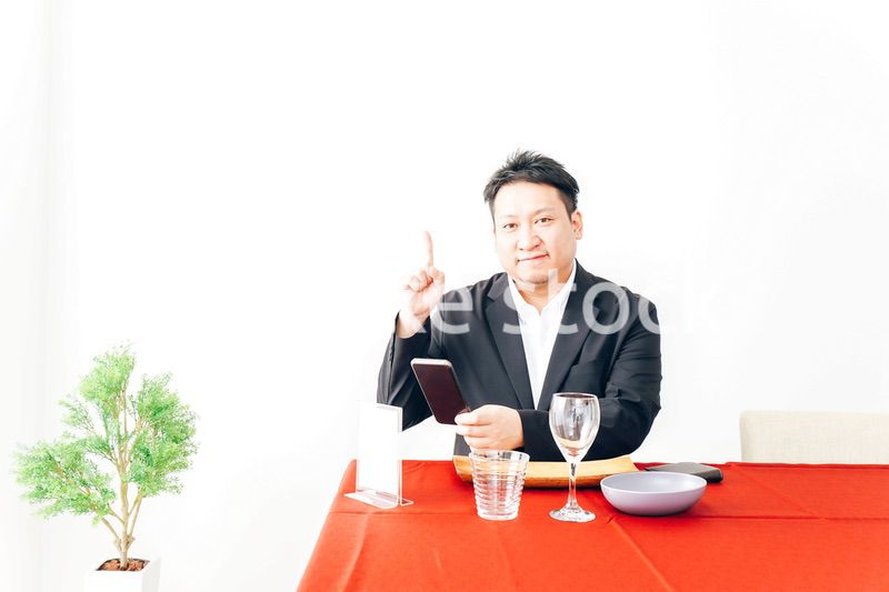 レストランでスマホ決済をする男性