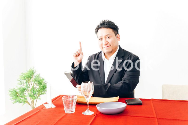 レストランでスマホ決済をする男性