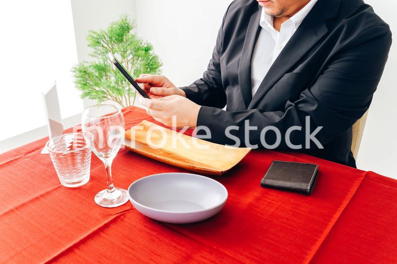 レストランでスマホ決済をする男性