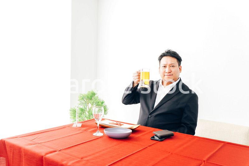 レストランでビールを飲む中年男性