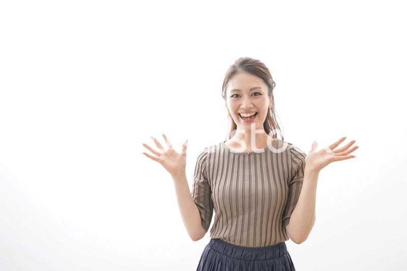 大喜びする若いビジネスウーマン