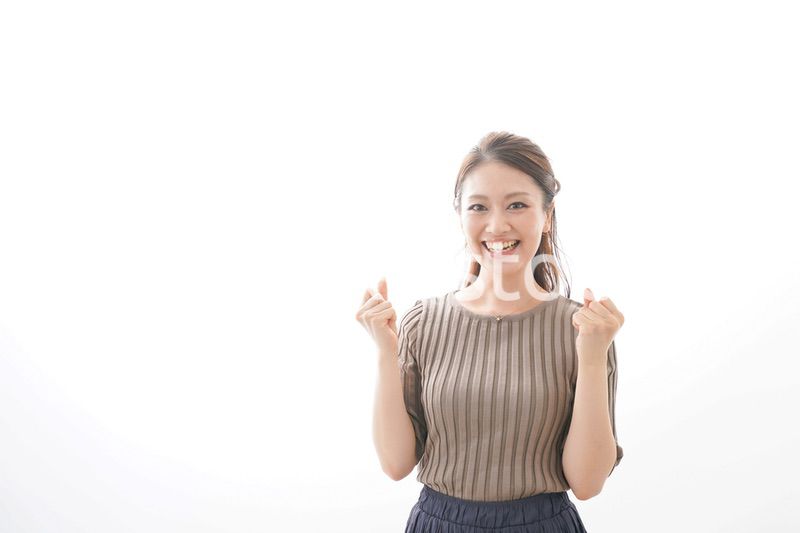 大喜びする若いビジネスウーマン