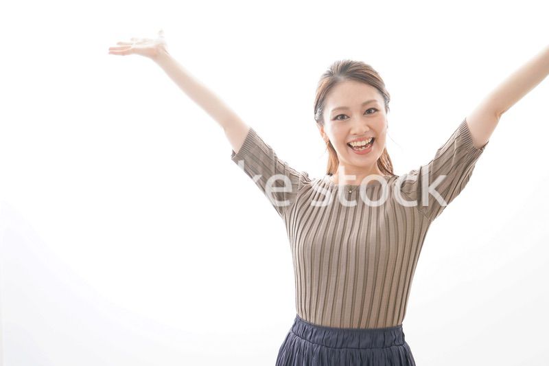 大喜びする若いビジネスウーマン