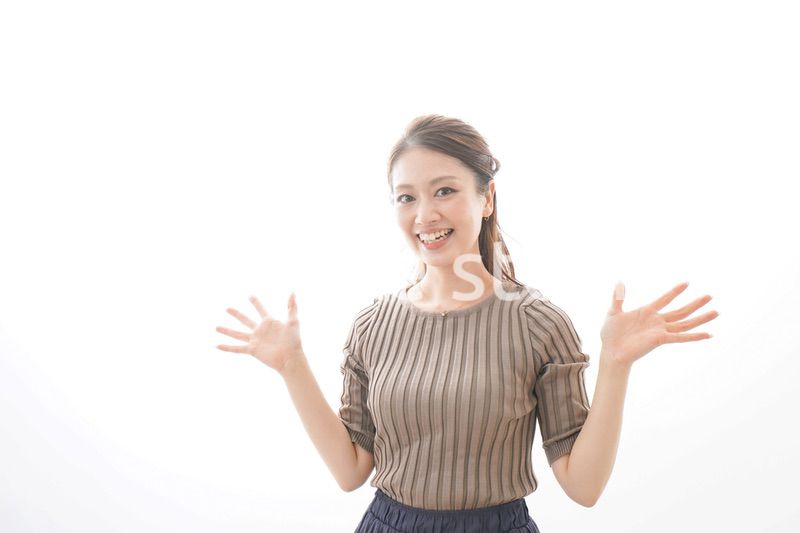 大喜びする若いビジネスウーマン