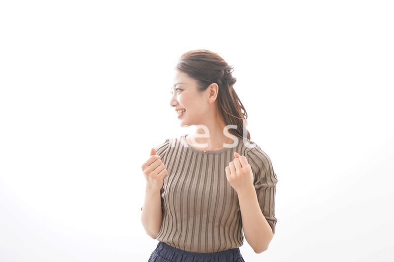 大喜びする若いビジネスウーマン