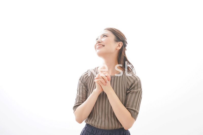 大喜びする若いビジネスウーマン