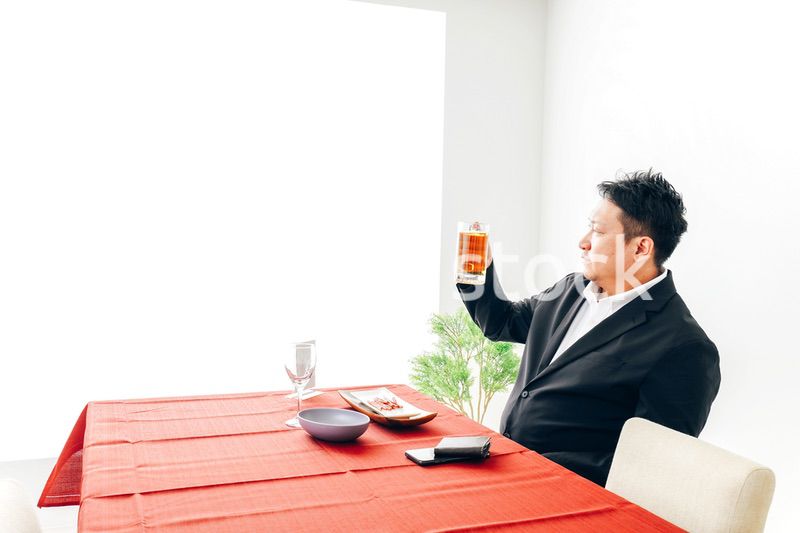 レストランでビールを飲む中年男性