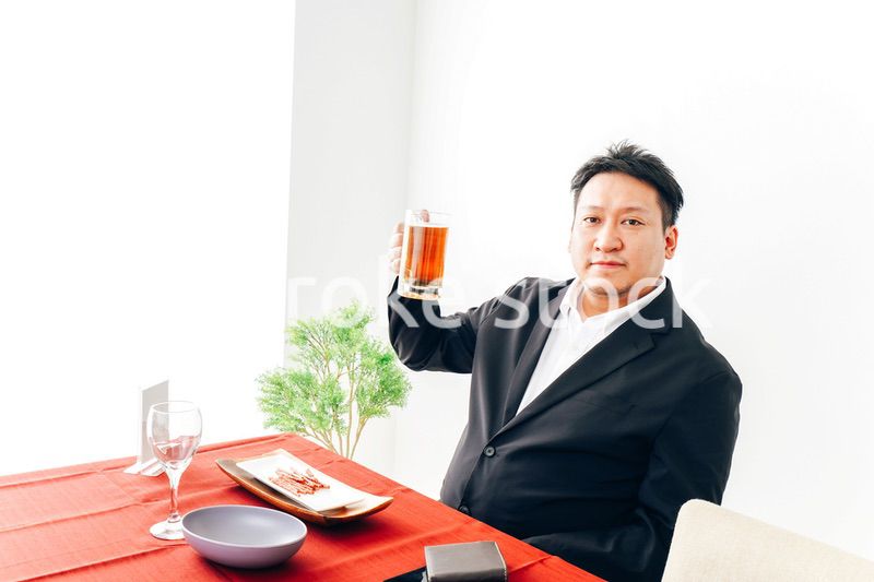 レストランでビールを飲む中年男性