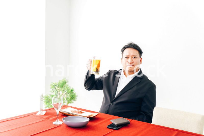 レストランでビールを飲む中年男性