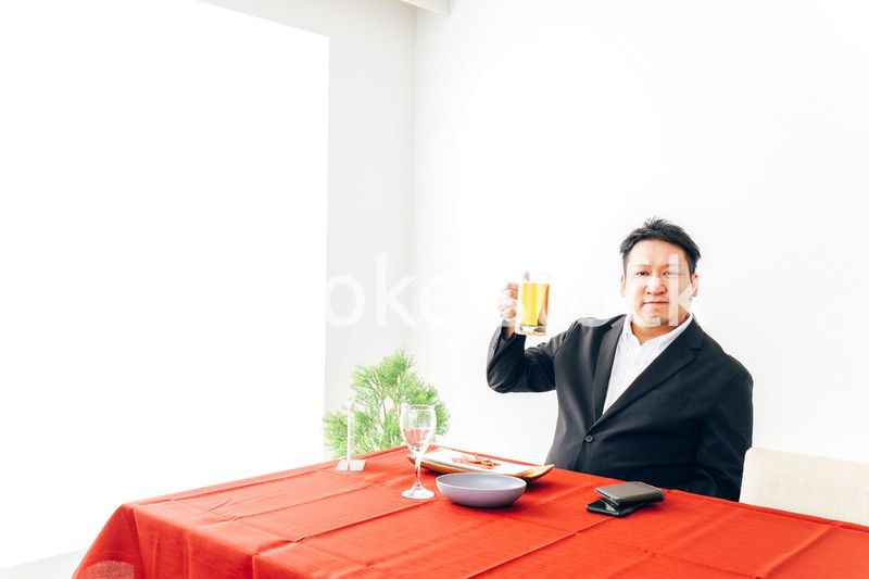 レストランでビールを飲む中年男性