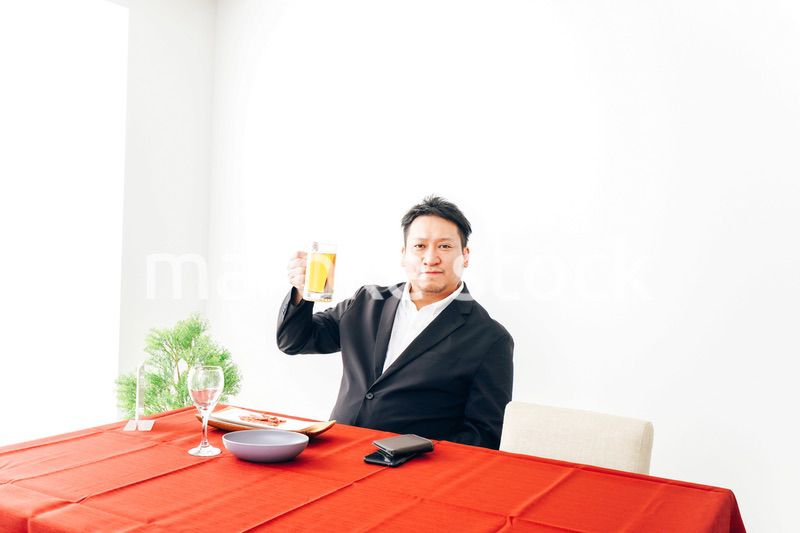 レストランでビールを飲む中年男性