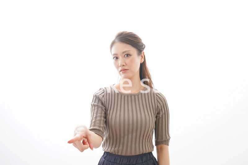 怒る若いビジネスウーマン