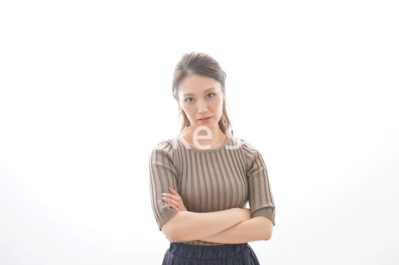 怒る若いビジネスウーマン