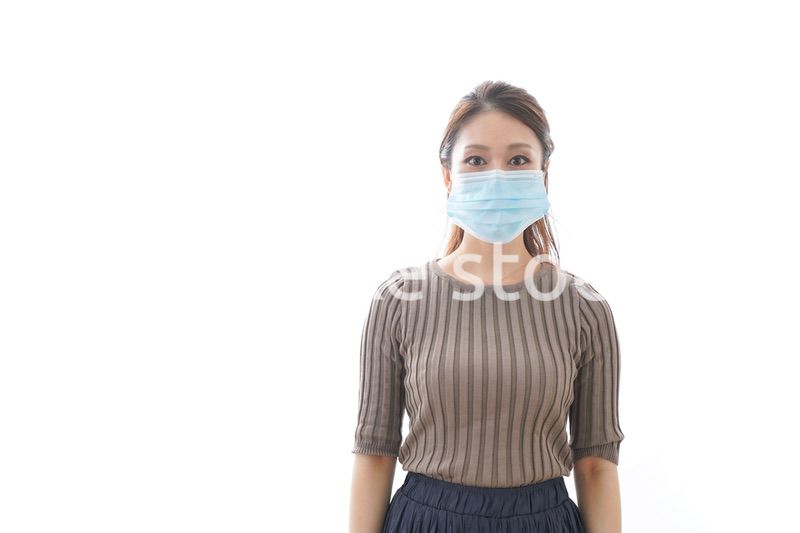 体調に不安を感じる若い女性