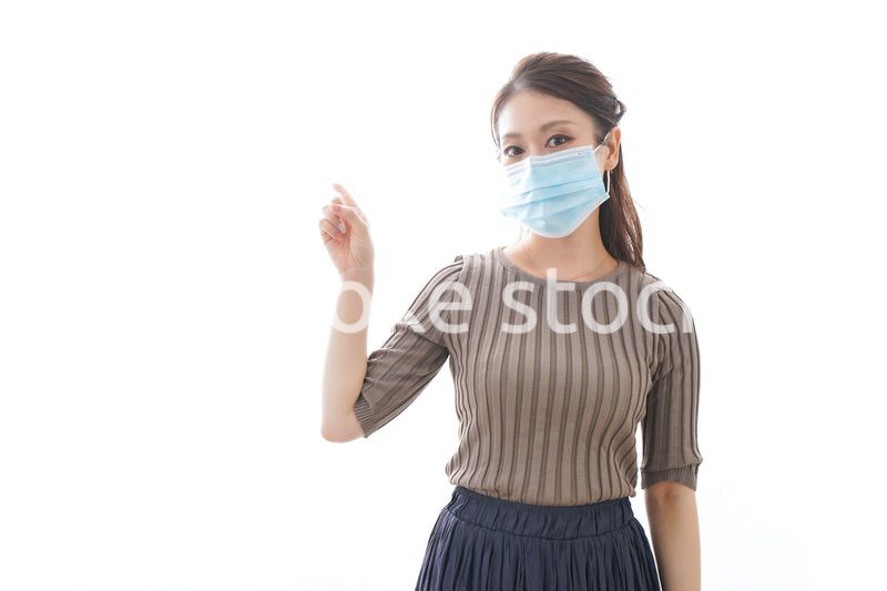 体調に不安を感じる若い女性