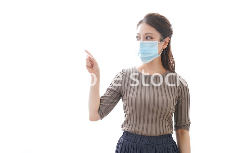 体調に不安を感じる若い女性