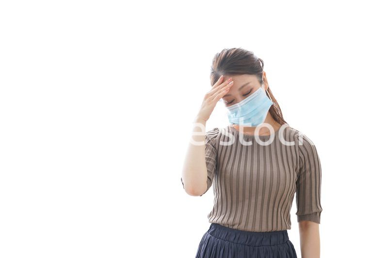 体調に不安を感じる若い女性