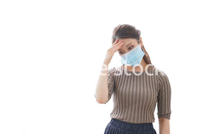 体調に不安を感じる若い女性