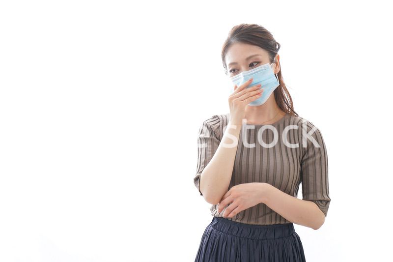 体調に不安を感じる若い女性