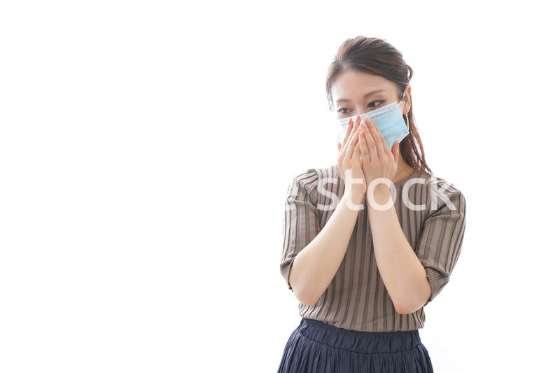 体調に不安を感じる若い女性