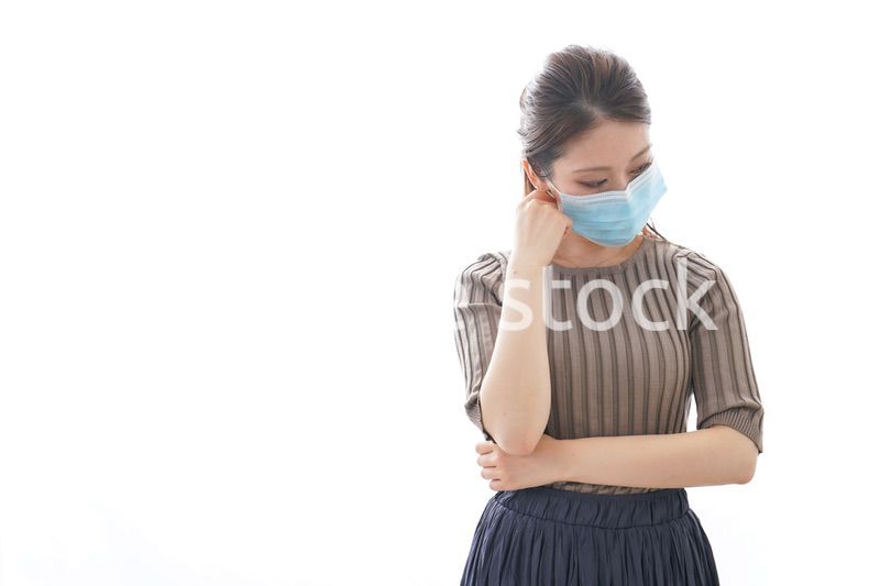 体調に不安を感じる若い女性