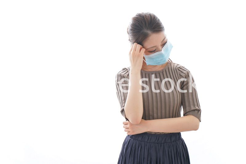 体調に不安を感じる若い女性