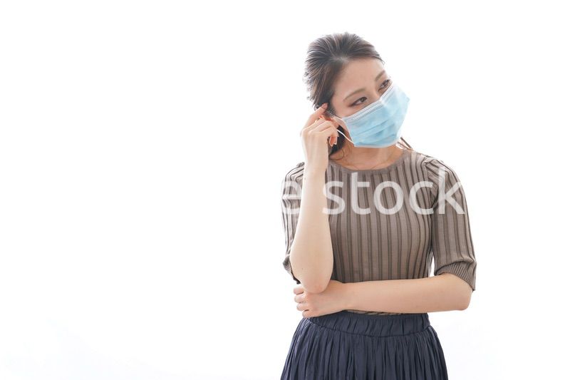 体調に不安を感じる若い女性