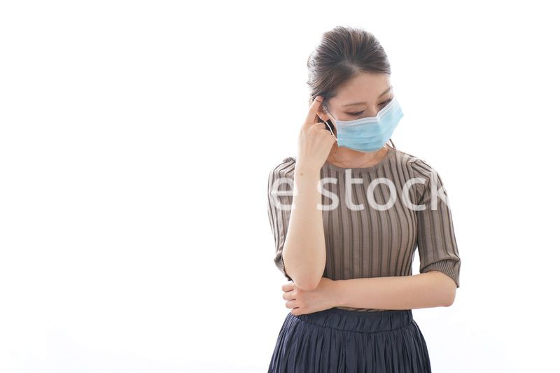 体調に不安を感じる若い女性
