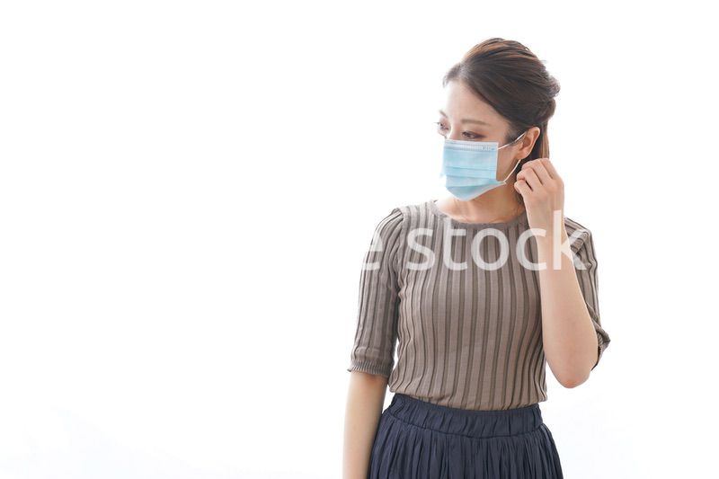 体調に不安を感じる若い女性