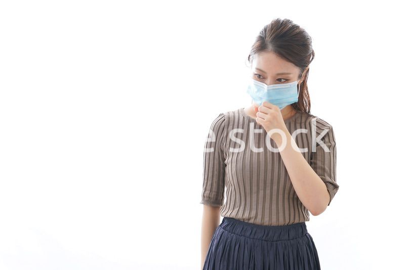 体調に不安を感じる若い女性