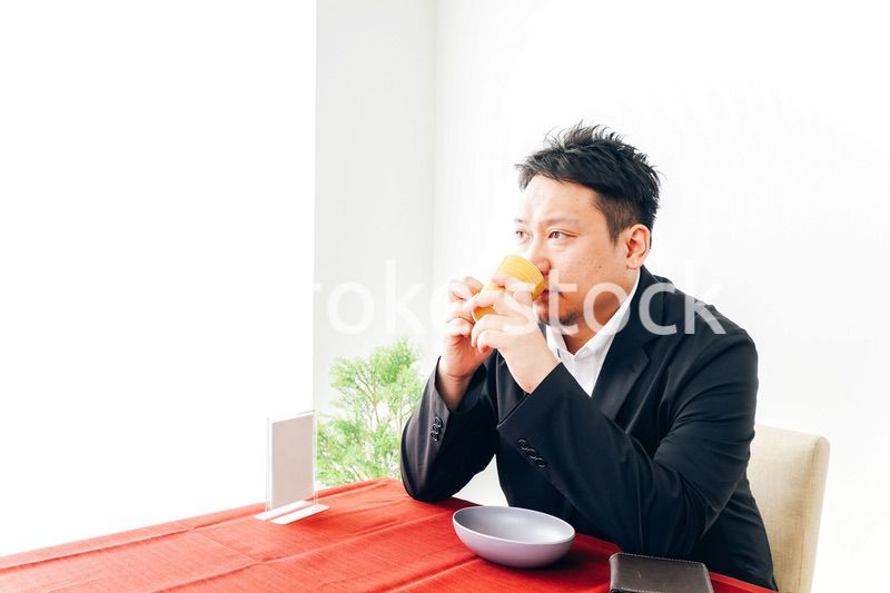 カフェで仕事をする男性