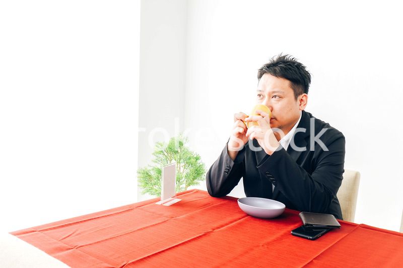 カフェで仕事をする男性