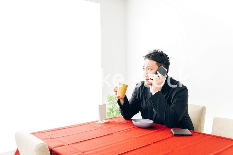 カフェで仕事をする男性