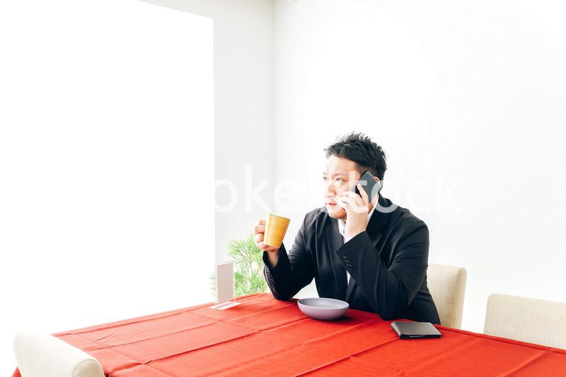 カフェで仕事をする男性