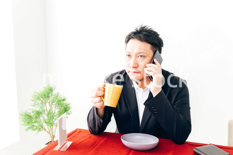 カフェで仕事をする男性