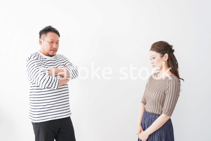 夫婦喧嘩をする若い夫婦