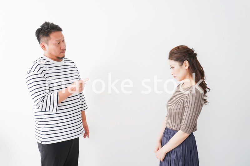 夫婦喧嘩をする若い夫婦