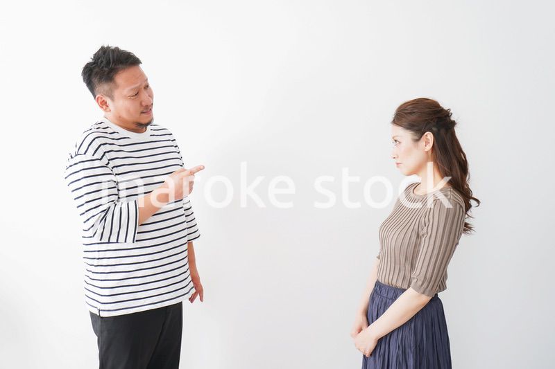 夫婦喧嘩をする若い夫婦