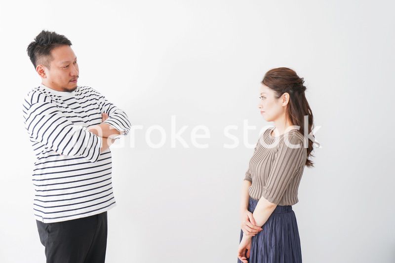 夫婦喧嘩をする若い夫婦