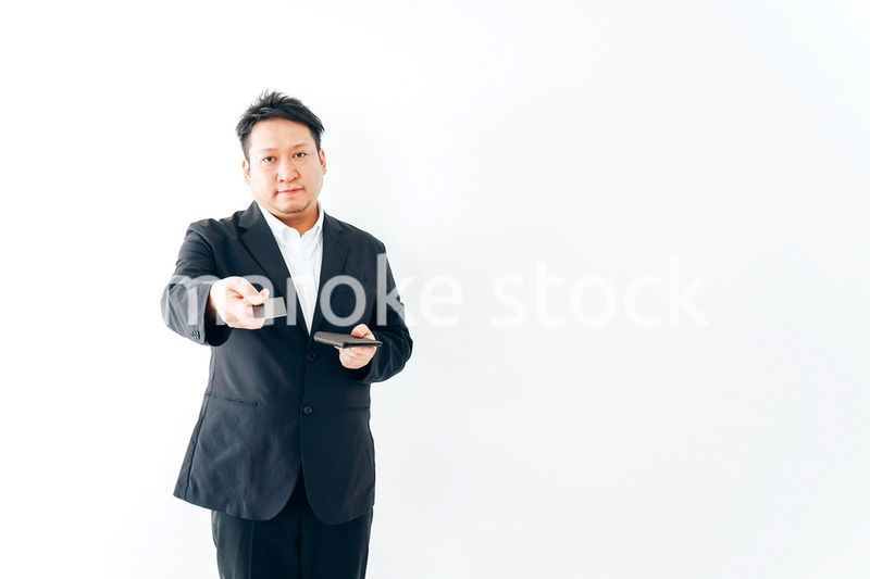 クレジットカード決済をするスーツを着た男性