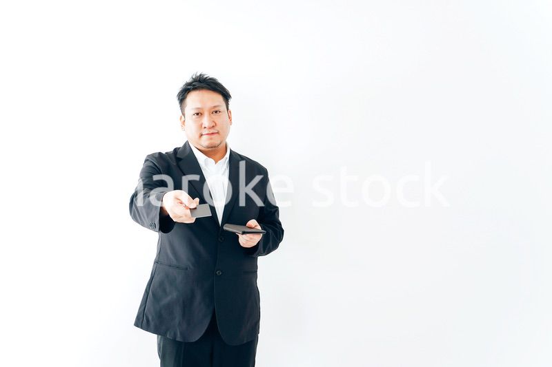 クレジットカード決済をするスーツを着た男性