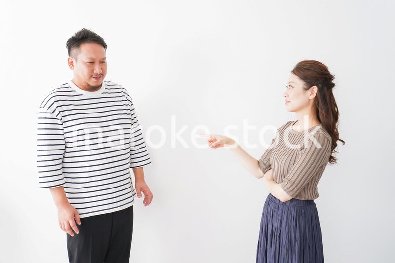 夫婦喧嘩をする若い夫婦